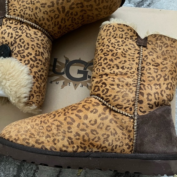 UGG AUSTRALIA Bailey Button Novelty - Picture 4 of 5